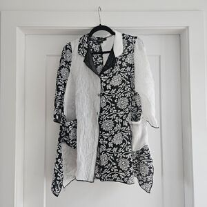 Minkas graphic print black and white Buttom Down Tunic Top XL